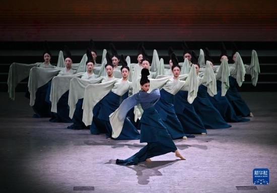 7月29日，演員在聯(lián)歡會(huì)現(xiàn)場(chǎng)表演《只此青綠》。新華社記者 蔡湘鑫 攝