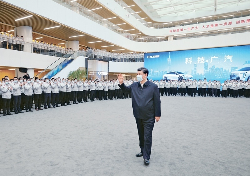 2023年4月10日至13日，中共中央總書(shū)記、國(guó)家主席、中央軍委主席習(xí)近平在廣東考察。這是12日下午，習(xí)近平在廣汽研究院向職工們揮手致意。 新華社記者 鞠鵬/攝