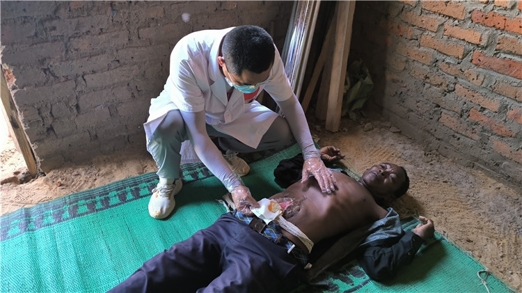 圖為南昌大學(xué)第二附屬醫(yī)院胃腸外科主治醫(yī)師周智勇檢查切口疝患者。中國(guó)駐乍得醫(yī)療隊(duì)供圖