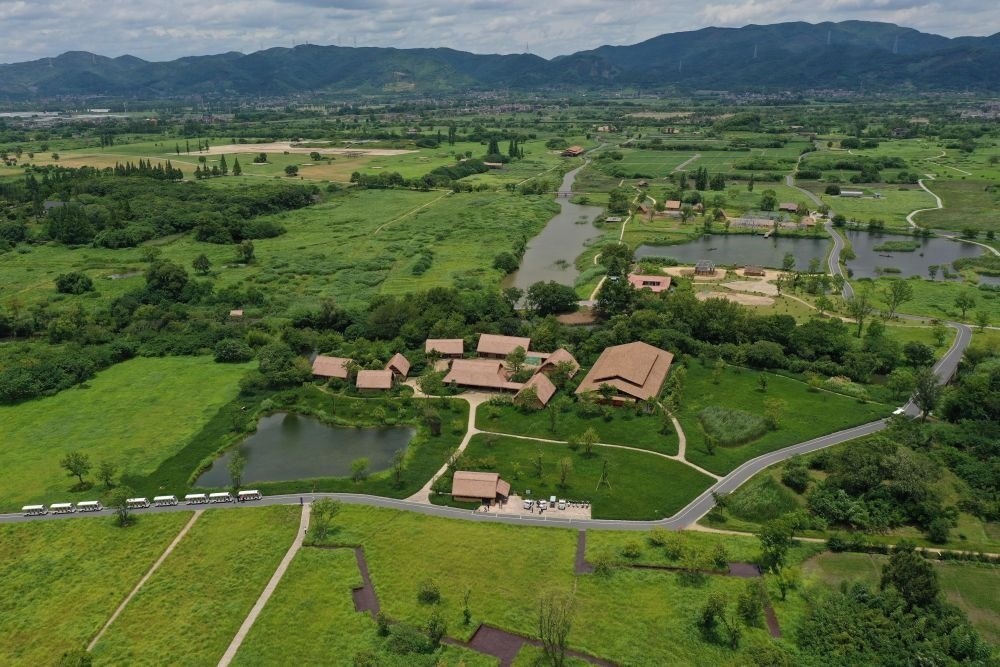 這是在浙江省杭州市余杭區(qū)拍攝的良渚古城遺址公園（2022年7月6日攝，無人機照片）。新華社記者 黃宗治 攝