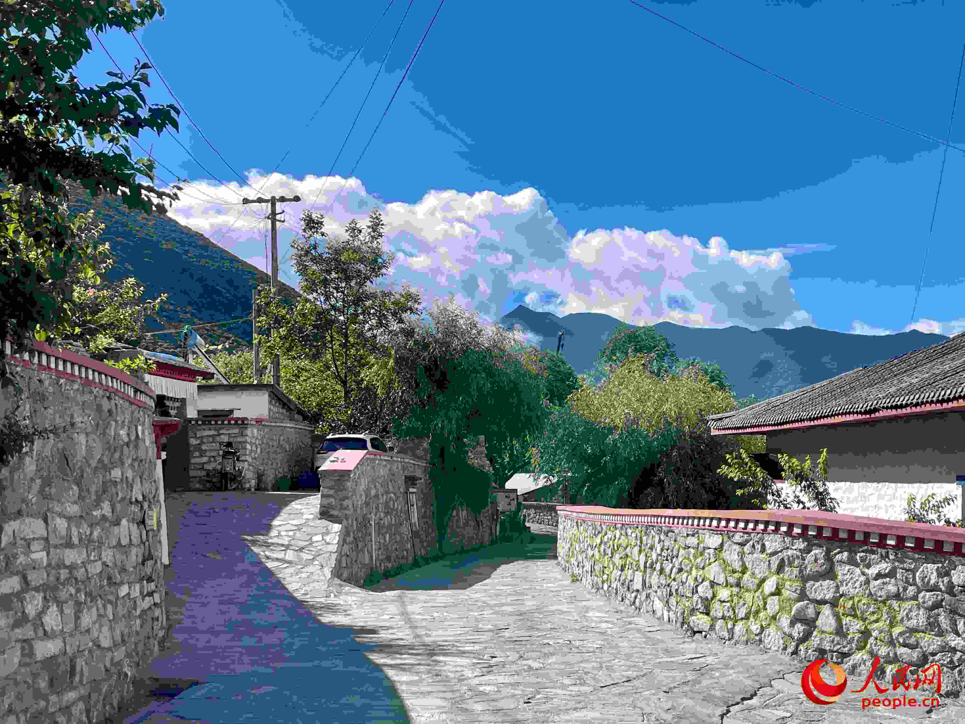 嘎拉村的村貌。人民網(wǎng) 周靜圓攝