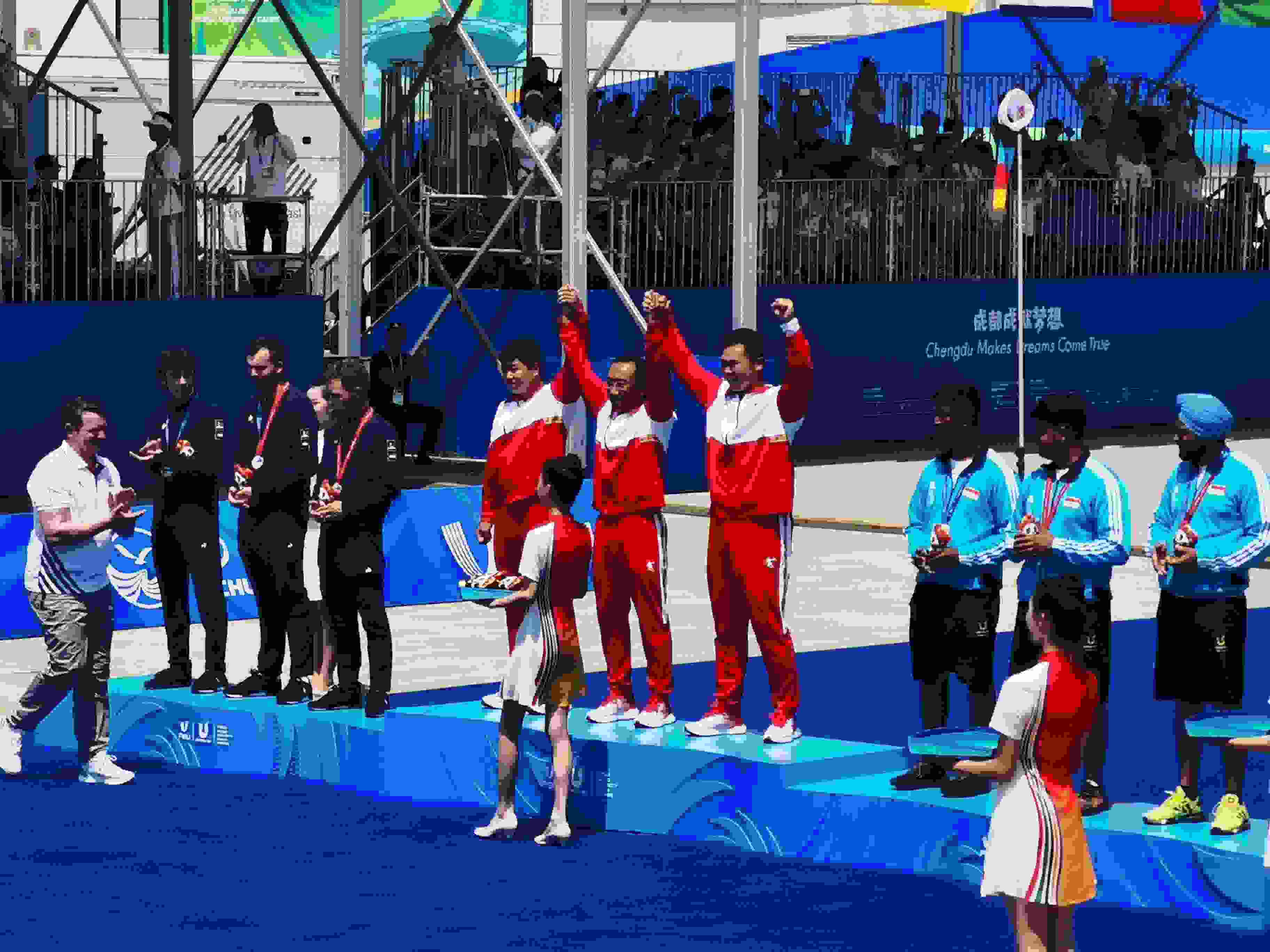 7月30日，在成都大運(yùn)會男子復(fù)合弓團(tuán)體頒獎儀式中，中國隊(duì)?wèi)c祝奪得冠軍。 人民網(wǎng)記者 楊磊攝