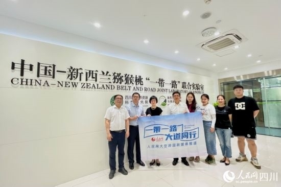 采訪團(tuán)走進(jìn)中國-新西蘭獼猴桃“一帶一路”聯(lián)合實驗室。人民網(wǎng)記者 朱虹攝