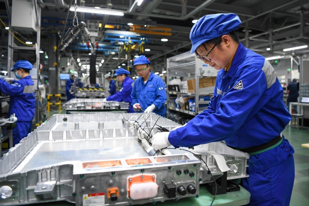 在位于江蘇常州溧陽的上汽時(shí)代動(dòng)力電池系統(tǒng)有限公司，工人在車間進(jìn)行電池生產(chǎn)（2023年2月16日攝）。常州市擁有鋰電池電芯及配套生產(chǎn)企業(yè)120余家，動(dòng)力電池產(chǎn)業(yè)2022年實(shí)現(xiàn)產(chǎn)值超1700億元。新華社記者 李博 攝