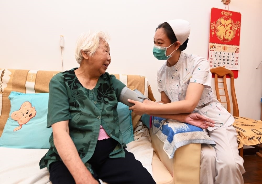 河北廊坊三河市燕達(dá)金色年華健康養(yǎng)護(hù)中心醫(yī)務(wù)人員為入住老人測量血壓（2023年7月20日攝）。新華社記者 朱旭東 攝