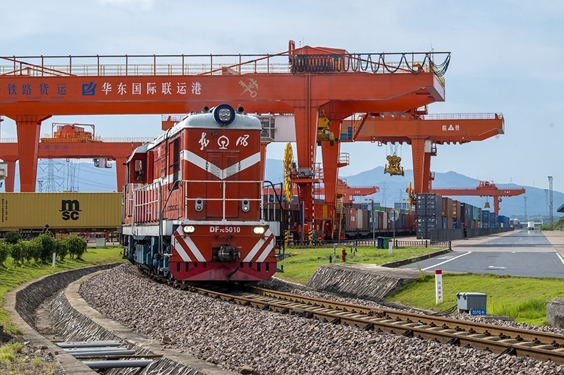 △2023年7月25日，在浙江省金華市華東國際聯(lián)運港，一輛“義新歐”中歐班列裝載著110個標箱日用百貨、家用電器、家裝材料等貨物，啟程駛向哈薩克斯坦。