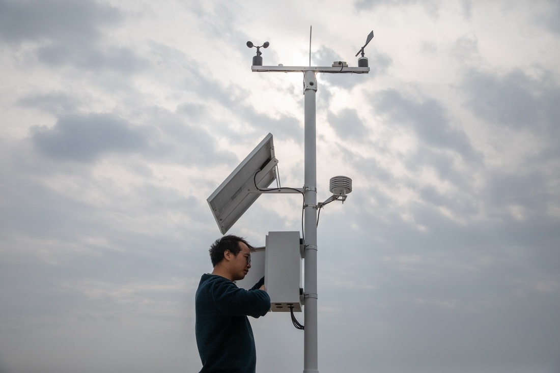 在北大荒集團閆家崗農(nóng)場有限公司農(nóng)業(yè)現(xiàn)代化示范區(qū)，工作人員在調(diào)試氣象設(shè)備（4月27日攝）。新華社記者 張濤 攝