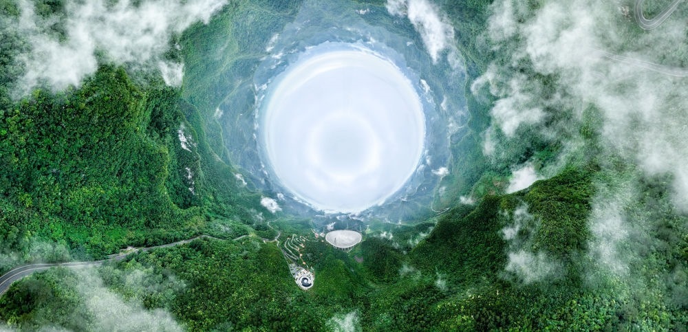 6月22日拍攝的“中國(guó)天眼”全景（維護(hù)保養(yǎng)期間拍攝，無人機(jī)全景拼接照片）。新華社記者 歐東衢 攝