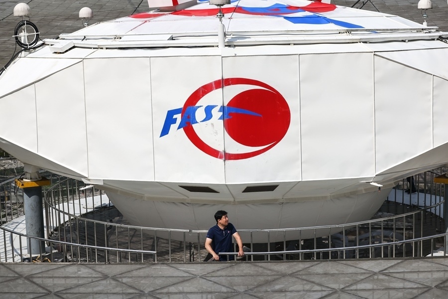 2022年8月25日，F(xiàn)AST運(yùn)行和發(fā)展中心常務(wù)副主任、總工程師姜鵬在饋源艙前（維護(hù)保養(yǎng)期間拍攝）。新華社記者 歐東衢 攝