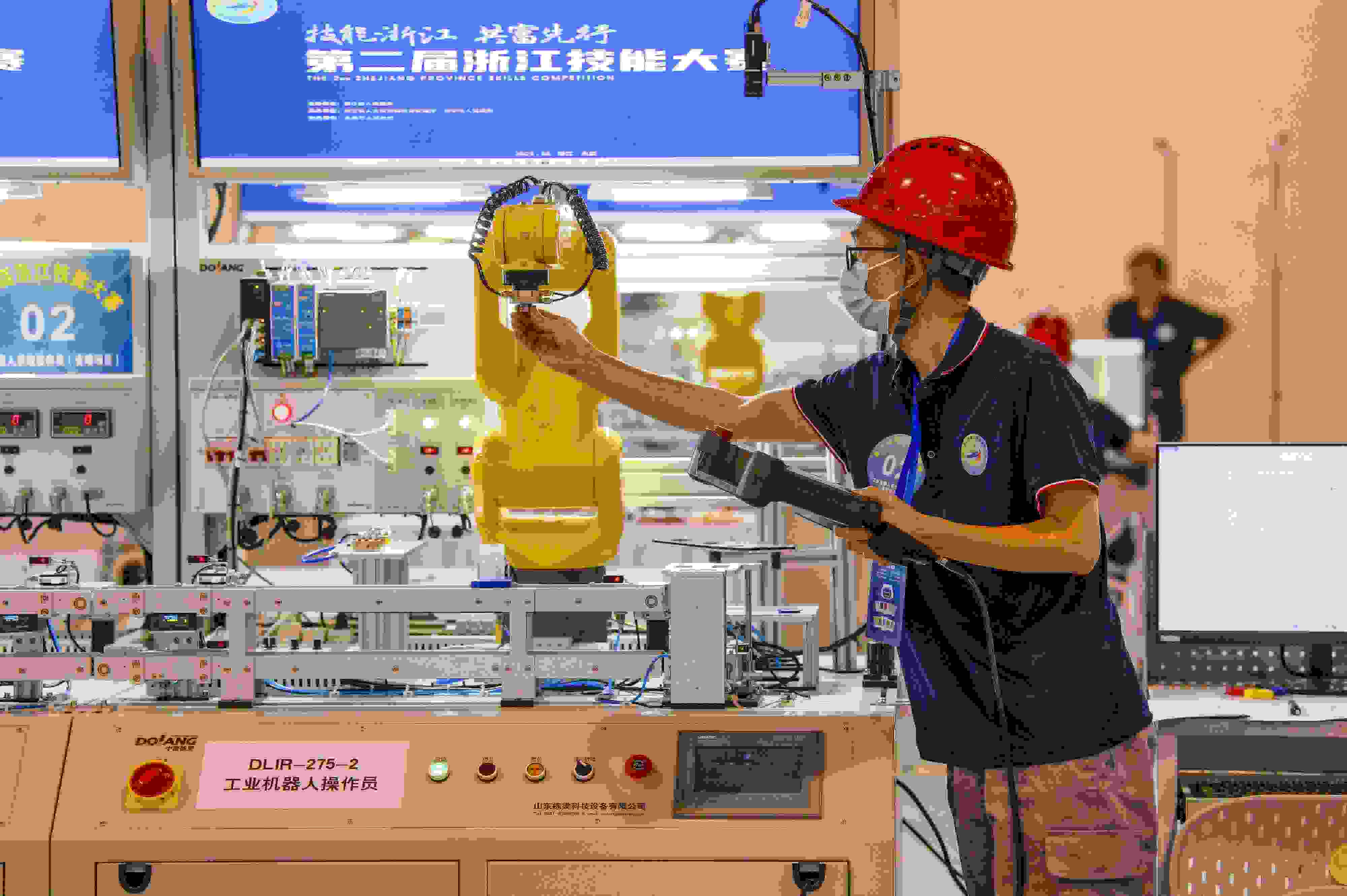 2023年6月19日，第二屆浙江技能大賽在永康市國際會展中心舉行。參賽選手在進行工業(yè)機器人系統(tǒng)操作員項目比賽。