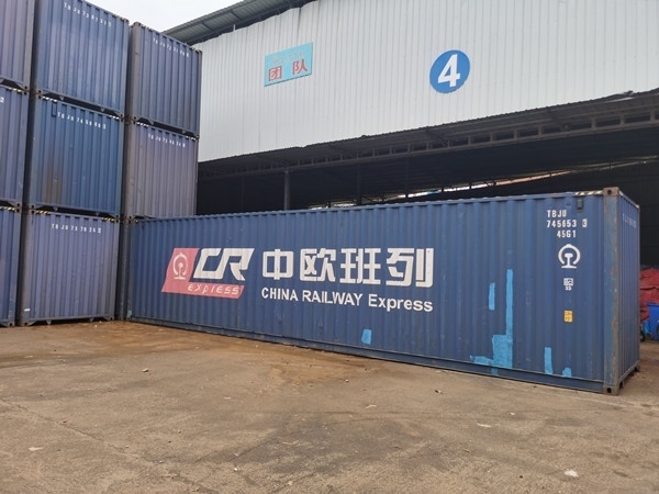 即將以“中老鐵路+中歐班列”模式過(guò)境運(yùn)輸?shù)募b箱。朱益孝攝