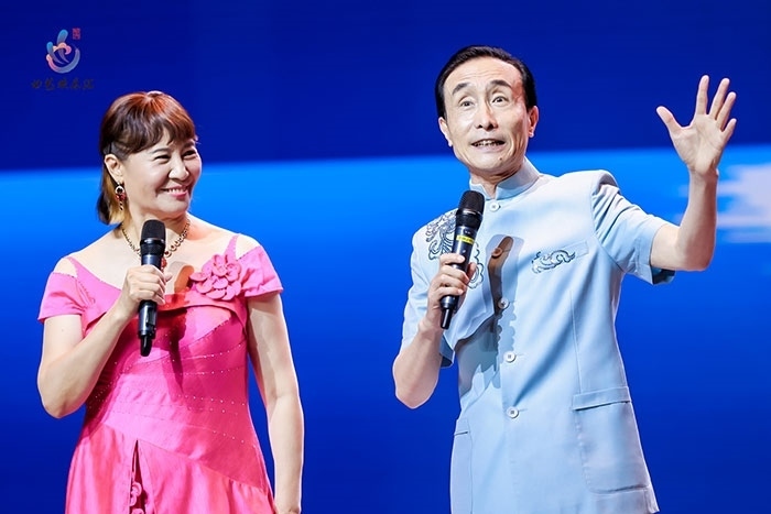 小品表演藝術(shù)家鞏漢林、金珠在演出現(xiàn)場。主辦方供圖