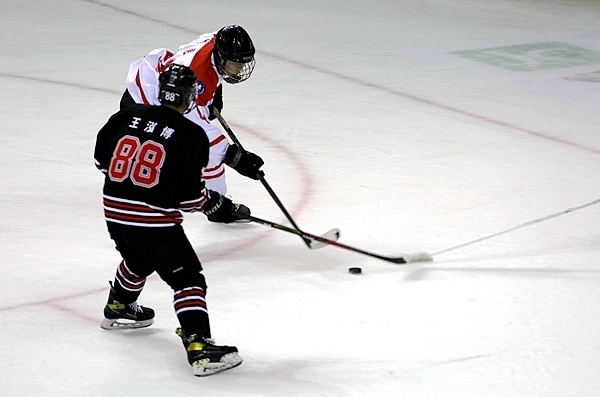 陜西隊(duì)球員馬思成與黑龍江隊(duì)球員王泓博爭(zhēng)搶。人民網(wǎng)記者 胡雪蓉?cái)z