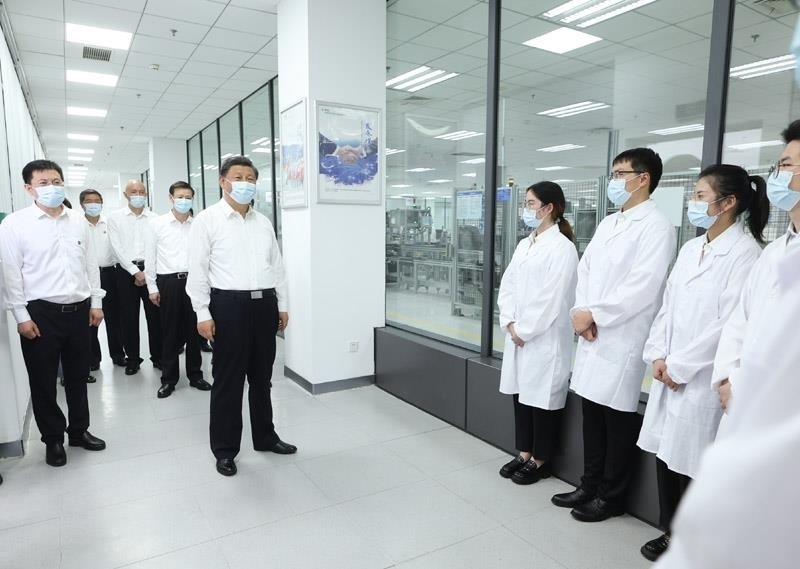 2023年7月6日，習近平總書記在江蘇南京市考察南瑞集團有限公司，同年輕研發(fā)人員親切交流。