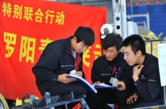 在工作中的“羅陽青年突擊隊”隊員。航空工業(yè)沈飛供圖