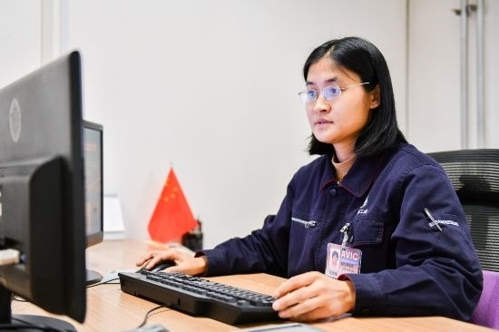 工作中的劉艷梅。航空工業(yè)沈飛供圖