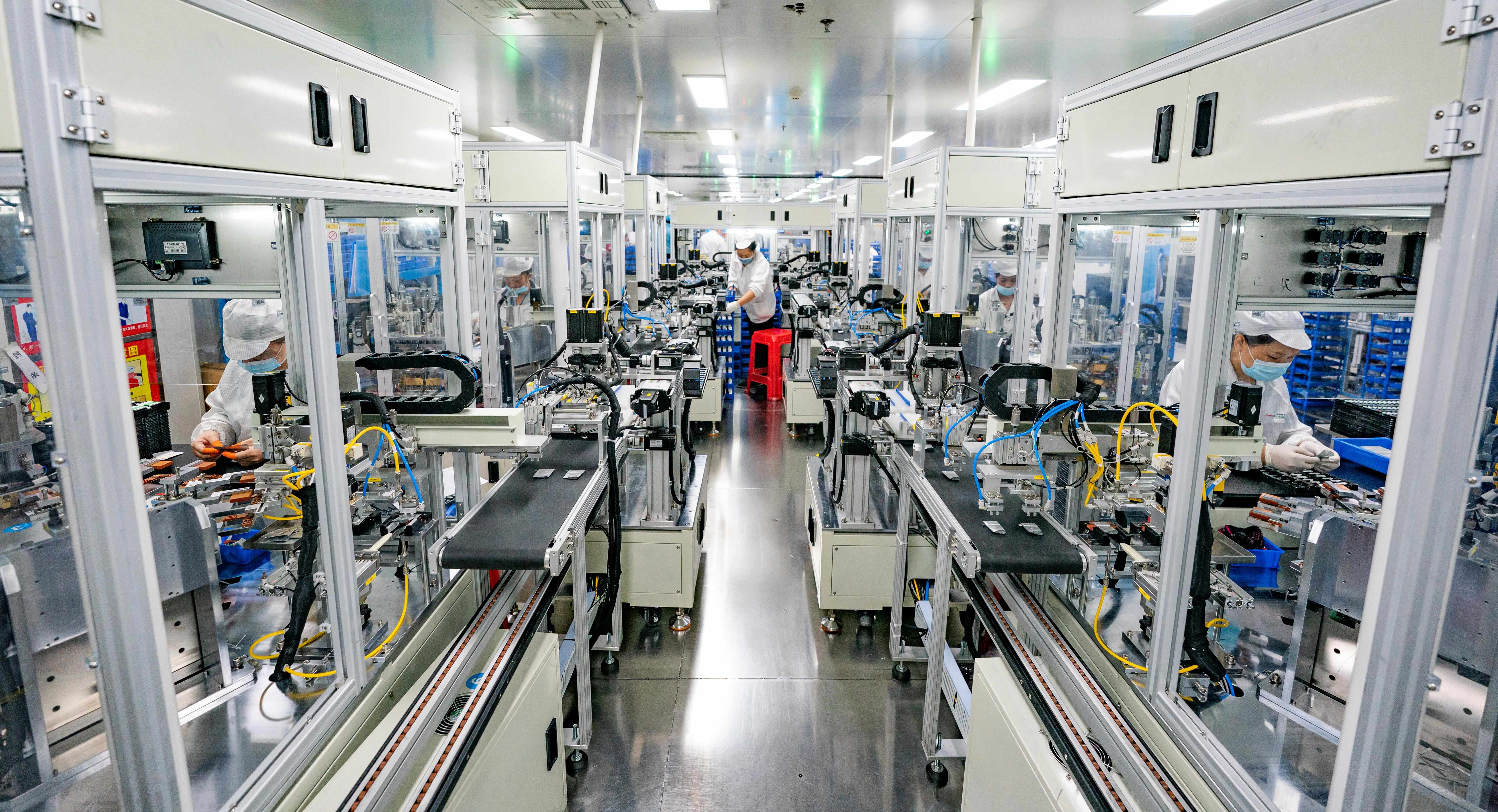 2023年5月17日，江西新余一家電子公司生產(chǎn)車間內(nèi)，技術工人在鋰電池生產(chǎn)線忙于趕制訂單產(chǎn)品。