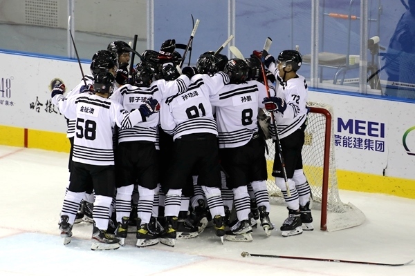 內蒙古隊球員慶祝比賽勝利。人民網記者 胡雪蓉攝