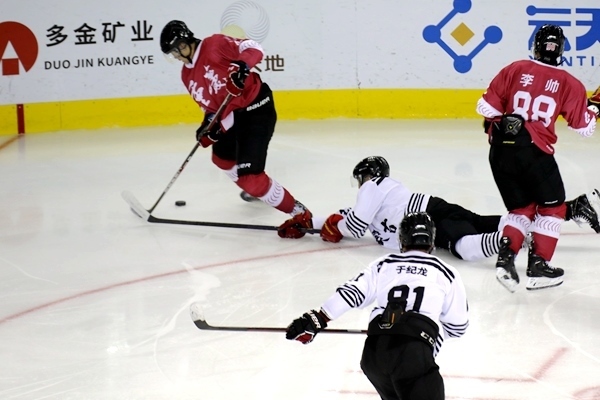 重慶隊球員與內蒙古球員拼搶。人民網記者 胡雪蓉攝