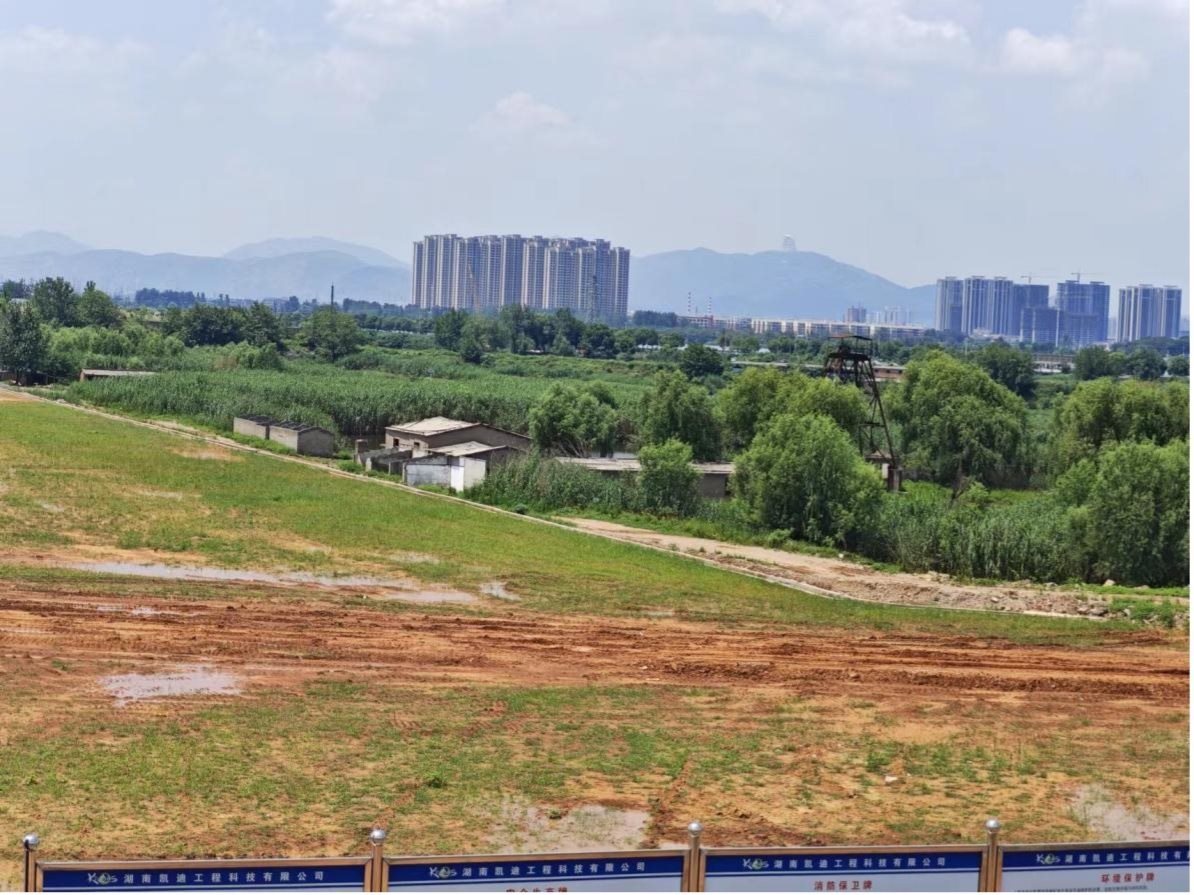 完全淹沒區(qū)（左）和部分淹沒區(qū)（右）分界。 人民網(wǎng)記者 黃鈺攝