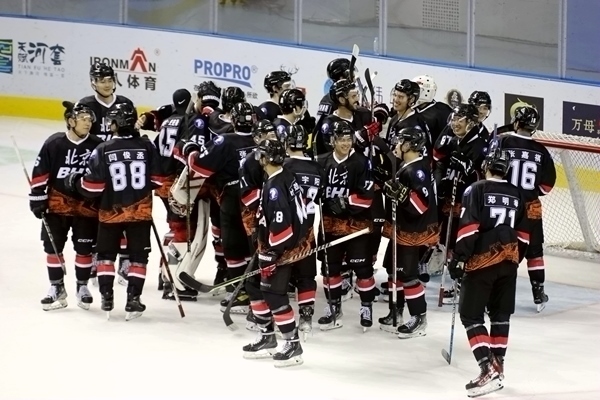 北京隊(duì)?wèi)c祝奪冠。人民網(wǎng)記者 胡雪蓉?cái)z