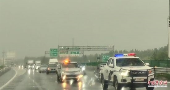 8月2日，京港澳高速，高速交警涿州大隊警車帶道引導救援物資車隊進入涿州災區(qū)。