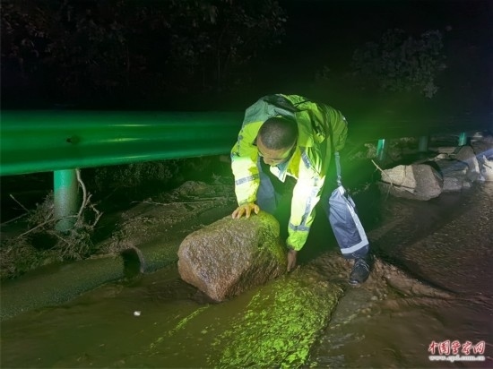 7月31日，張涿高速，高速交警涿鹿大隊民警清理山體滑坡路面落石。