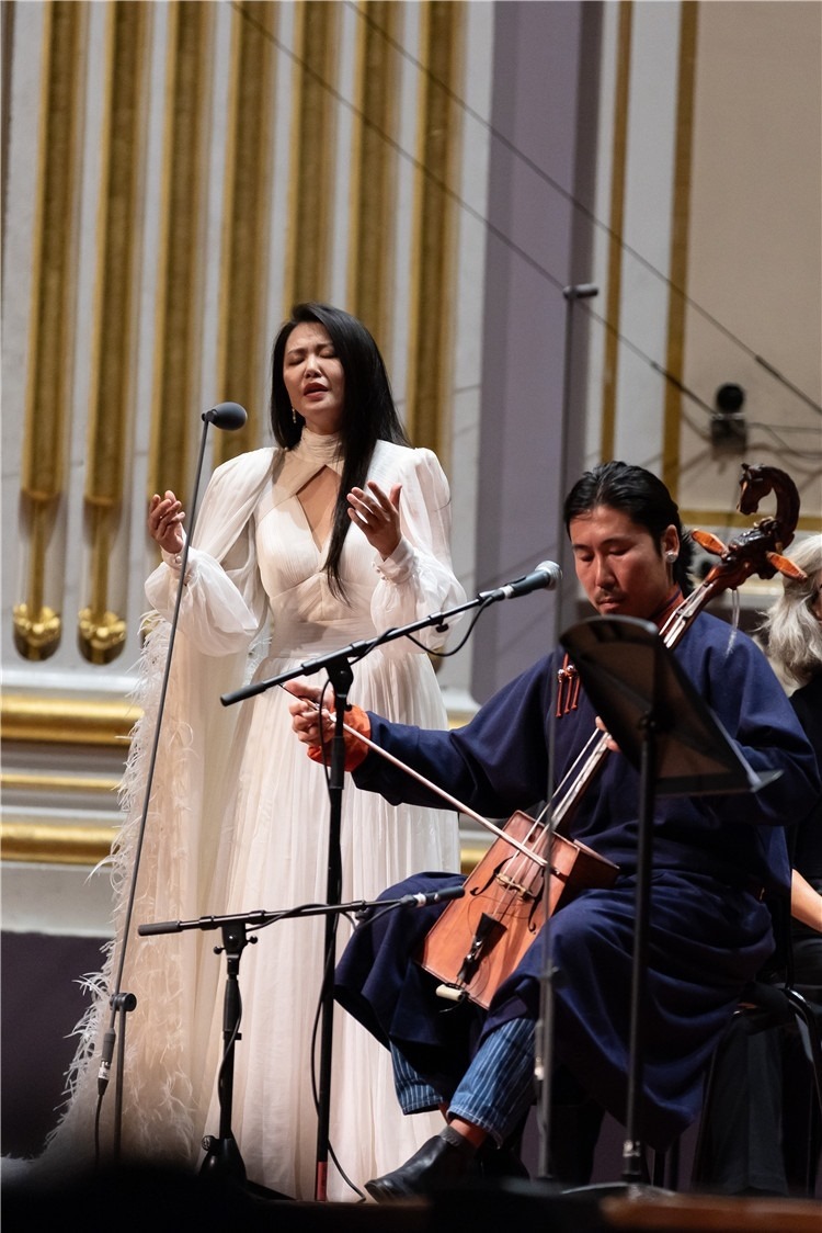 圖片說(shuō)明： 8月5日，2023愛丁堡國(guó)際藝術(shù)節(jié)開幕式音樂會(huì)《慈悲頌》的演出現(xiàn)場(chǎng)。藝術(shù)節(jié)組委會(huì)供圖