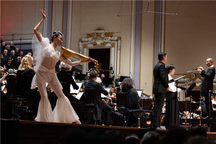 圖8月5日，2023愛丁堡國(guó)際藝術(shù)節(jié)開幕式音樂會(huì)《慈悲頌》的演出現(xiàn)場(chǎng)。藝術(shù)節(jié)組委會(huì)供圖