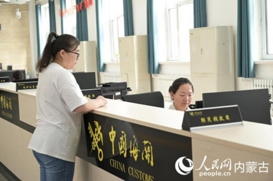 代理報(bào)關(guān)企業(yè)正在滿洲里車站海關(guān)綜合服務(wù)大廳辦理業(yè)務(wù)。人民網(wǎng) 寇雅楠攝