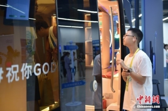 圖為學(xué)員們?cè)谑卒搱@內(nèi)的百度Apollo Park參觀。<a target='_blank' href='/' ><p align=