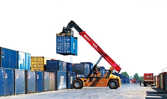 石家莊國際陸港內(nèi)整裝待發(fā)的集裝箱。 石家莊國際陸港供圖