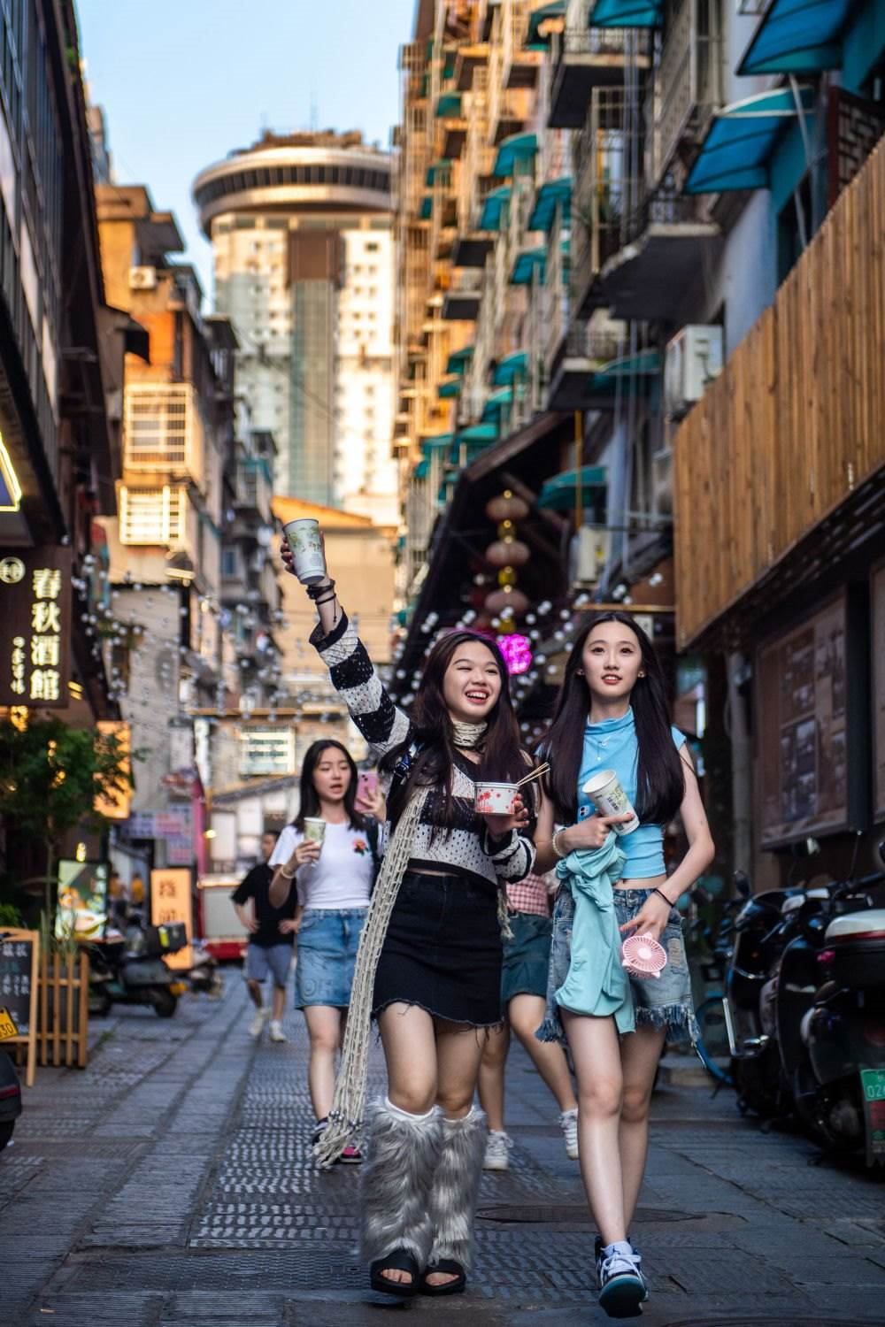 游客在長沙市天心區(qū)太平老街游玩（6月7日攝）。新華社記者 陳思汗 攝