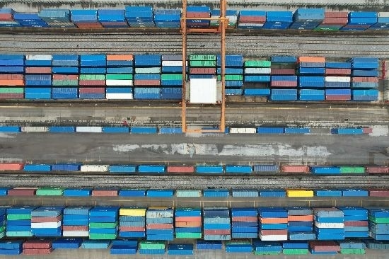 在廣州東部公鐵聯(lián)運樞紐（增城西站），工作人員在進行集裝箱轉(zhuǎn)運工作。廣州交通投資集團有限公司供圖