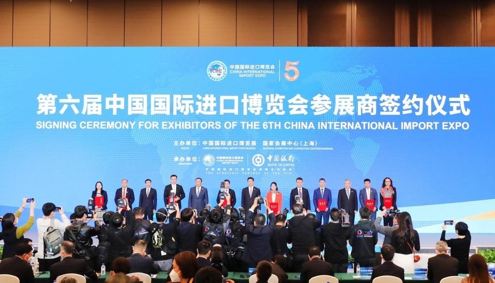 2022年11月6日，2022年中國國際進口博覽會參展商聯(lián)盟大會在上海舉行。這是在大會期間進行的第六屆進博會參展商簽約儀式。新華社記者 方喆 攝