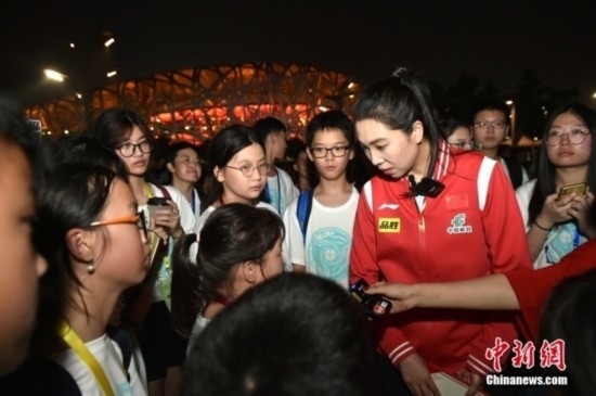 圖為小學(xué)員向李曉霞分享自己運(yùn)動(dòng)經(jīng)歷。<a target='_blank' href='/' ><p align=