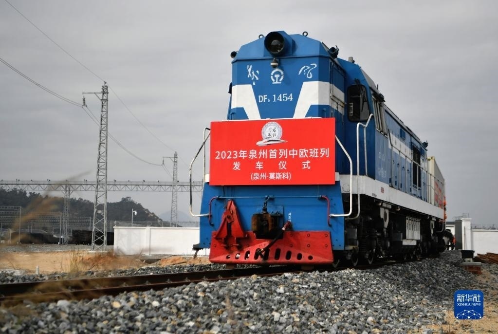 2月3日，中歐班列駛出興泉鐵路黃塘站。當(dāng)日，滿載著55個(gè)集裝箱的中歐班列，從位于福建泉州惠安縣的興泉鐵路黃塘站駛出。這是泉州今年開出的首趟中歐班列，也是興泉鐵路開通后的首趟泉州中歐班列。據(jù)了解，此次班列裝載產(chǎn)品主要來自泉州進(jìn)出口企業(yè)，貨重601.4噸，貨值約262.5萬美元。新華社記者 魏培全 攝