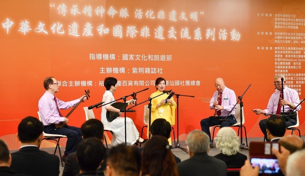 2022年11月23日，演員在“傳承精神命脈 活化非遺文明”中華文化遺產(chǎn)和國際非遺交流系列活動開幕式上表演非遺項(xiàng)目南音《滿空飛》。新華社記者 陳鐸 攝