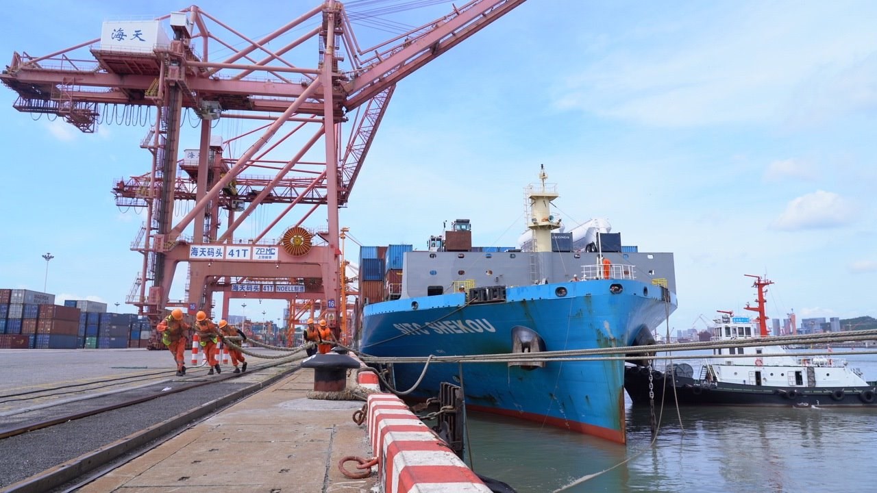 7月22日上午，“絲路海運(yùn)”電商快線“海豐蛇口”輪停靠廈門海天碼頭12號泊位裝卸集裝箱貨物。人民網(wǎng)記者 蘭志飛攝