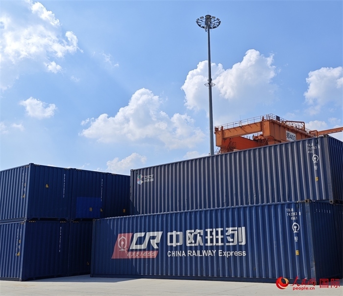 8月3日，中歐班列（中豫號(hào)）集裝箱在鄭州車站海關(guān)等候查驗(yàn)。人民網(wǎng) 崔譯戈攝