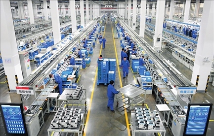 在位于浙江省臺州市的杰克科技股份有限公司，工作人員在裝配車間裝配縫紉機(jī)（2023年3月23日攝）。翁忻旸攝/本刊