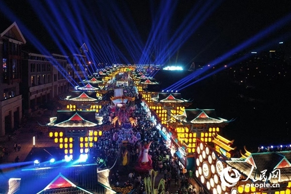 廣西南寧市良慶區(qū)的“南寧之夜”街區(qū)燈火璀璨。人民網(wǎng) 王勇攝