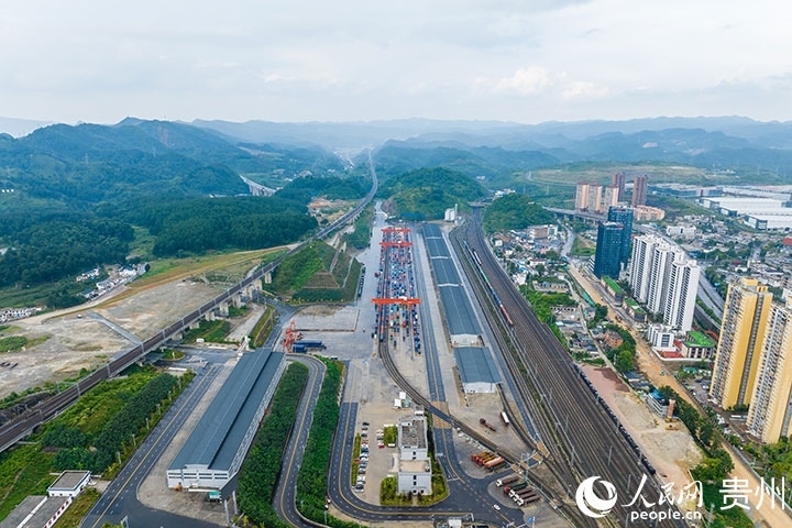 航拍貴陽國際陸港。人民網(wǎng)記者 涂敏攝