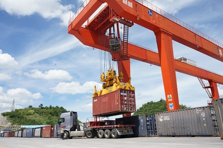 在貴陽國際陸港，正在作業(yè)的龍門吊。貴陽綜保區(qū)供圖