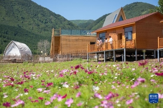 8月12日，游客在寧夏固原市涇源縣大灣鄉(xiāng)楊嶺村的民宿聊天。新華社記者 李旭倫 攝