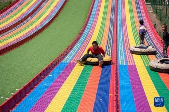 8月12日，小朋友在寧夏固原市涇源縣大灣鄉(xiāng)楊嶺村玩耍。新華社記者 李旭倫 攝