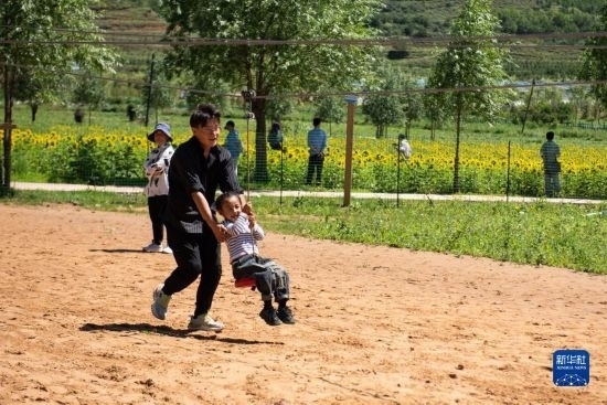 8月12日，游客在寧夏固原市涇源縣大灣鄉(xiāng)楊嶺村玩耍。新華社記者 李旭倫 攝