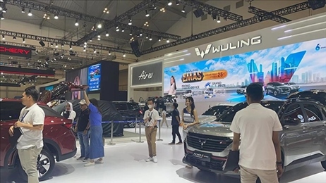 印尼消費者參觀上汽五菱的展臺。趙世祺 攝