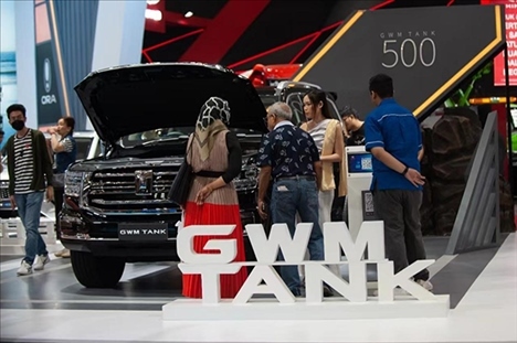 印尼消費者參觀長城汽車的展臺。趙猛 攝