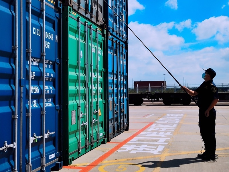 關(guān)員利用工業(yè)內(nèi)窺鏡檢查箱號、鎖號、封志情況。人民網(wǎng)記者 栗翹楚攝